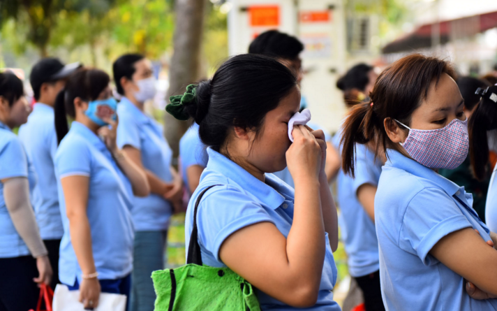 Xep hang dai cho rut tien ATM trong ngay 26 Tet hinh anh