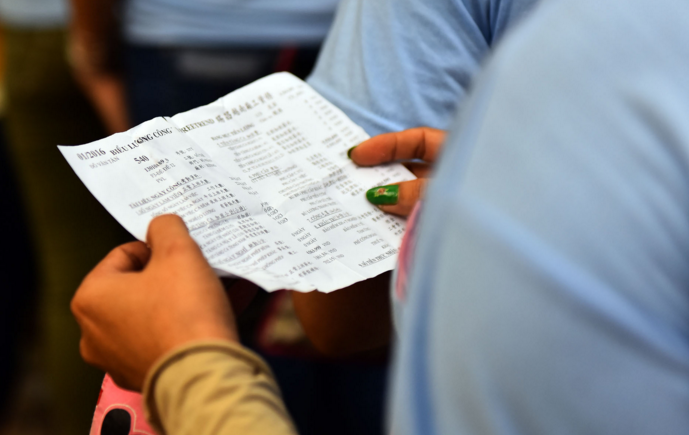 Xep hang mot gio truoc ATM cho rut tien o TP HCM hinh anh