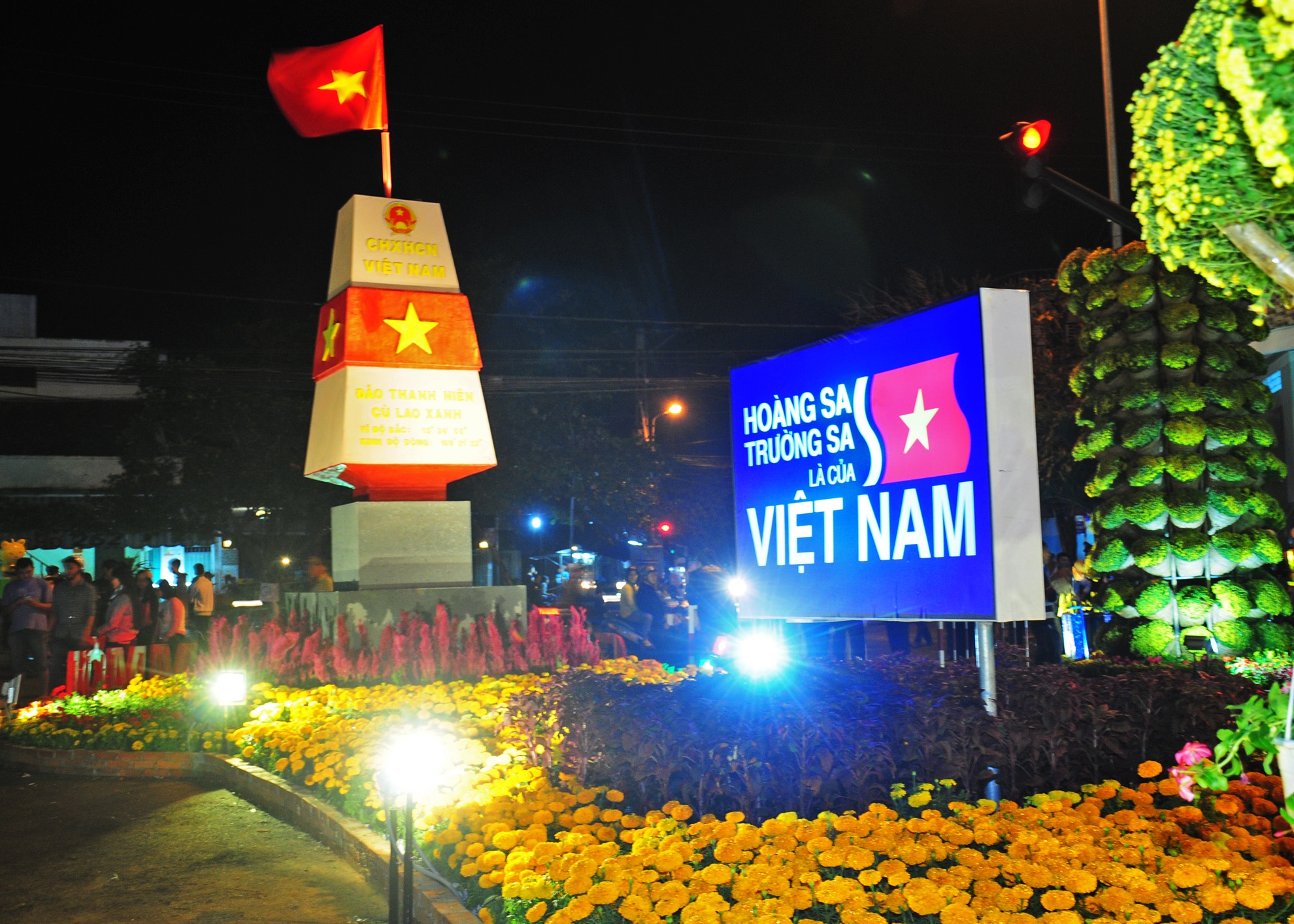 Hang nghin nguoi thuong ngoan duong hoa chu quyen bien dao hinh anh