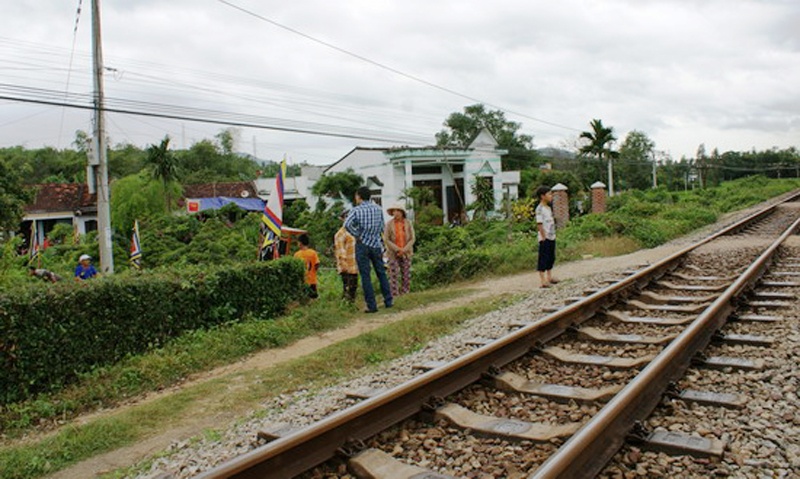 Truy tang huy hieu 'Tuoi tre dung cam' thanh nien cuu nguoi hinh anh