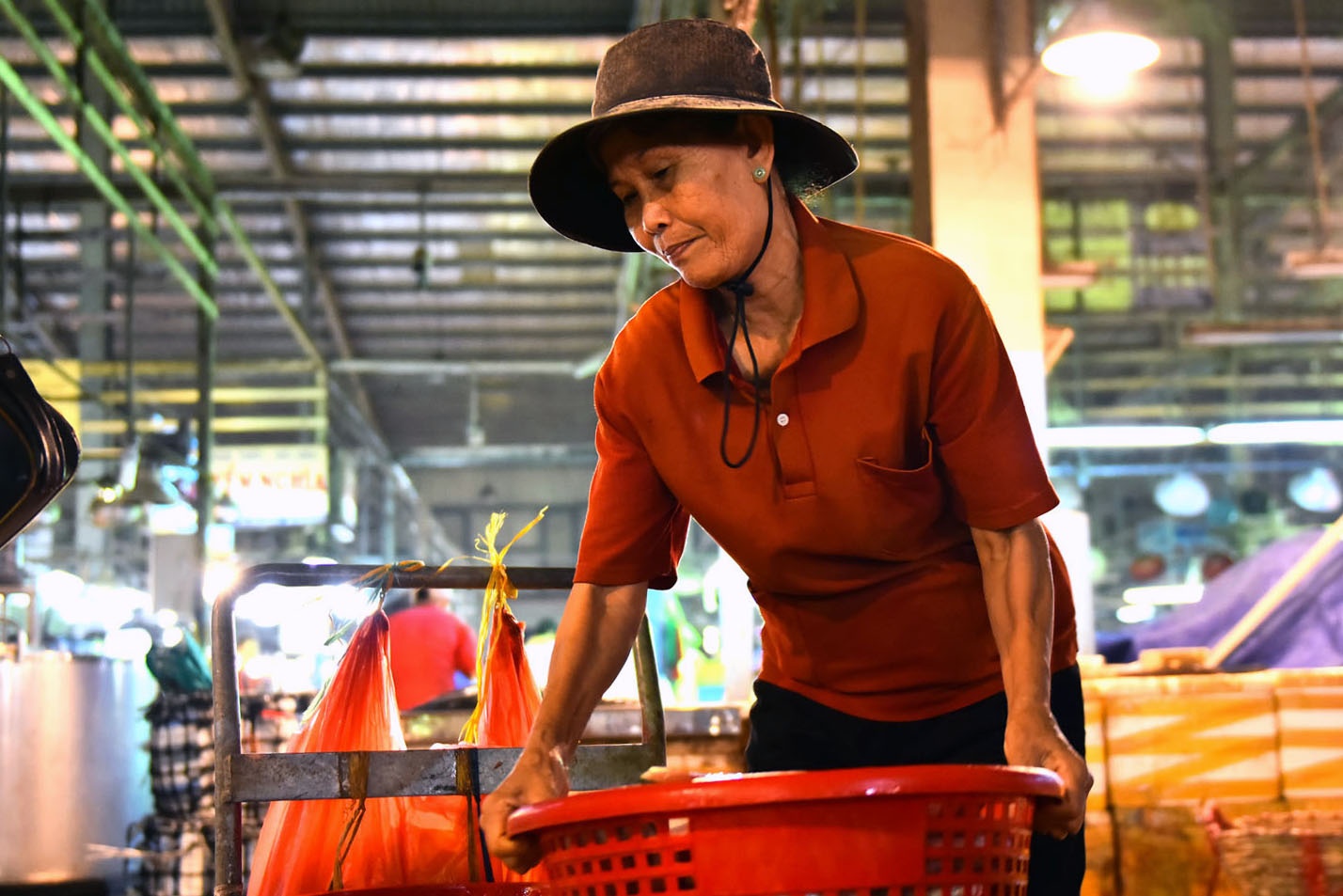 Nguoi phu nu 20 nam boc vac o cho Binh Dien hinh anh