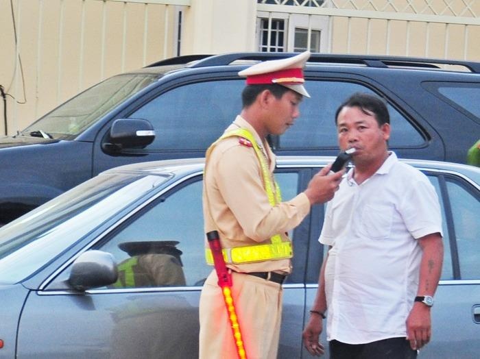 Phat gan 2 ty voi 600 tai xe uong ruou bia hinh anh