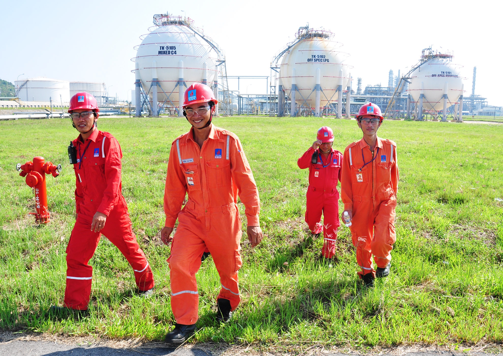 Hang tram chuyen gia, ky su don Tet o cong truong Dung Quat hinh anh