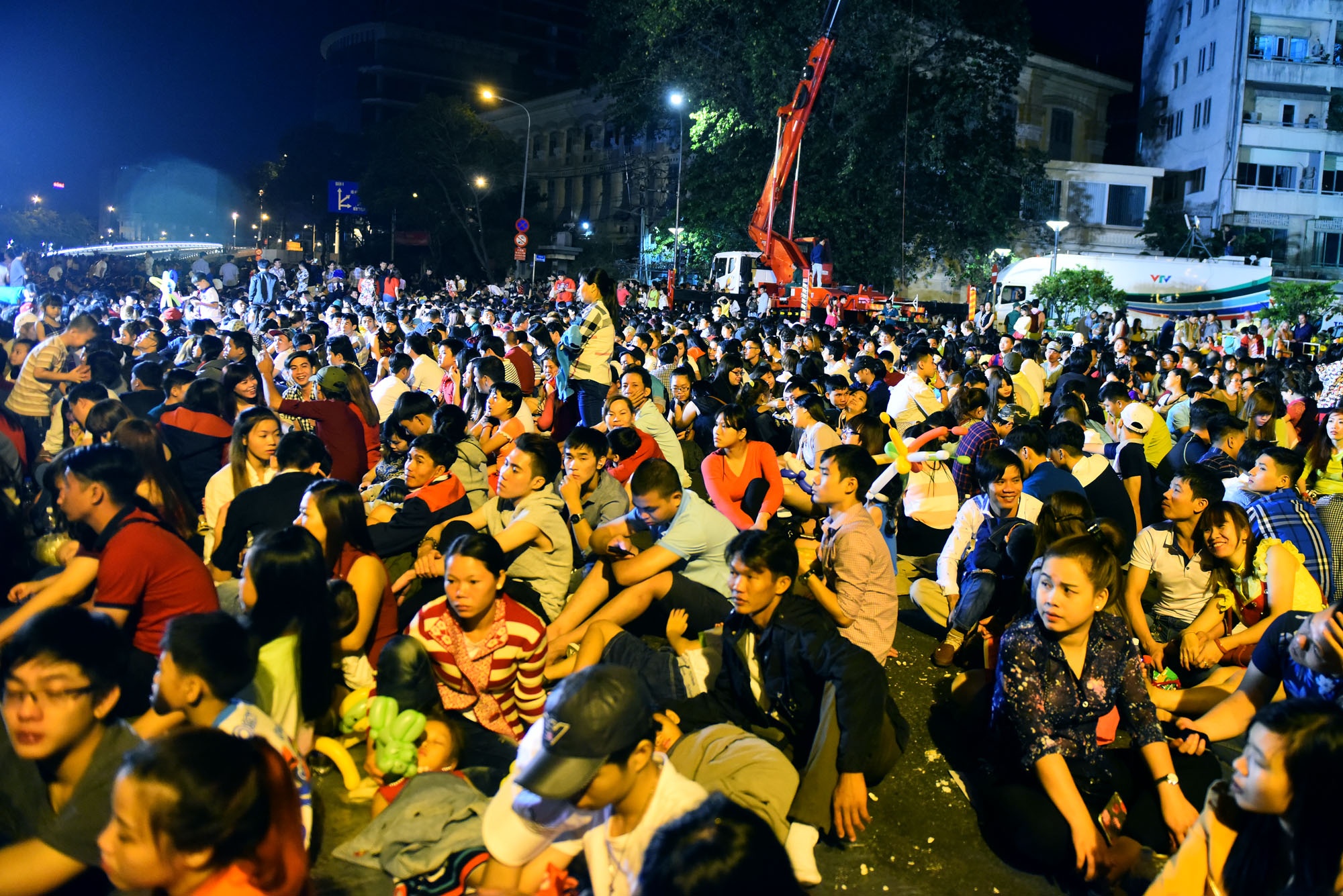 Hang nghin nguoi Sai Gon ra duong xem phao hoa hinh anh