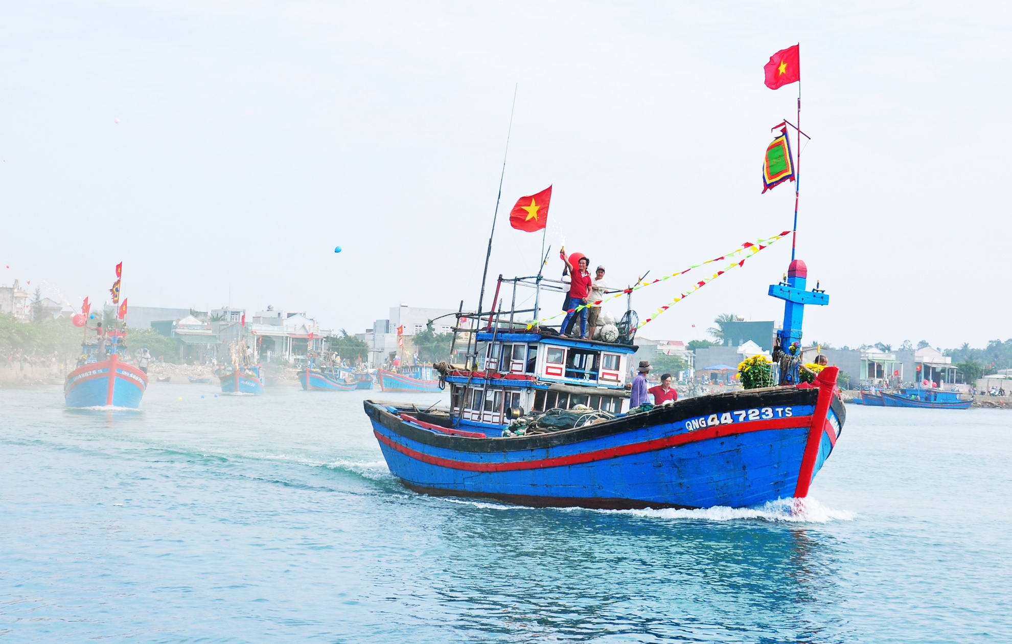 Ngu dan Quang Ngai xuat quan ra khoi dau nam hinh anh