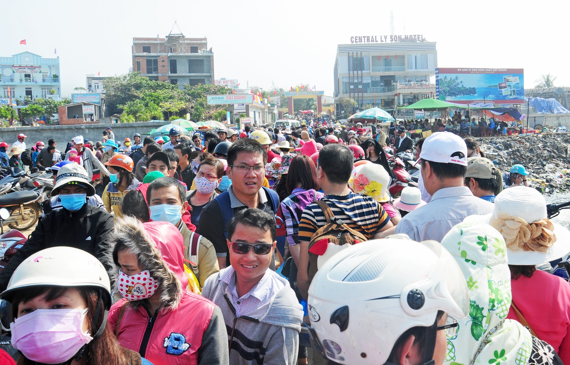 Du khach nuom nuop den Ly Son xem dua thuyen hinh anh