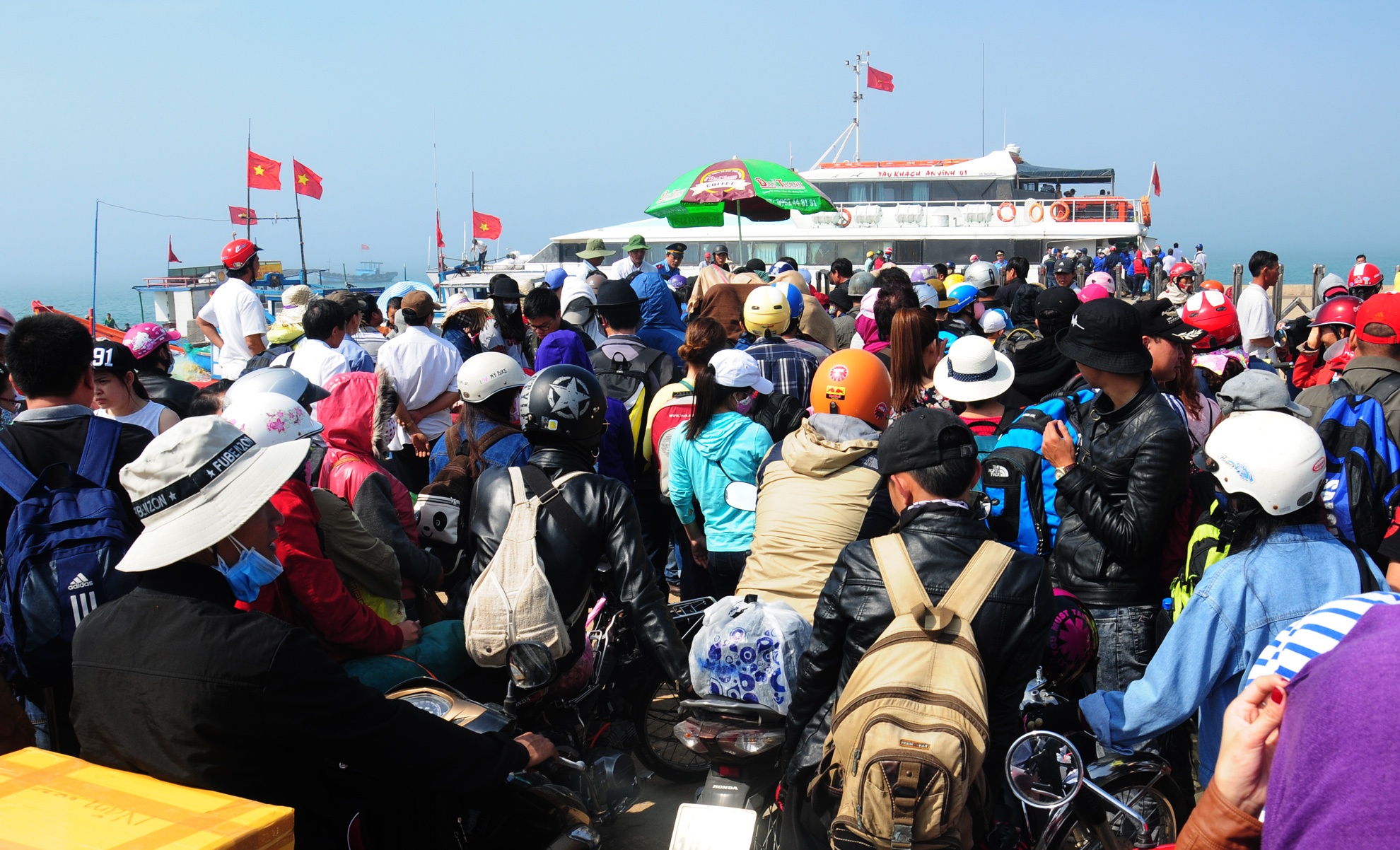 1.000 nguoi bi ket o dao Ly Son do thoi tiet xau hinh anh