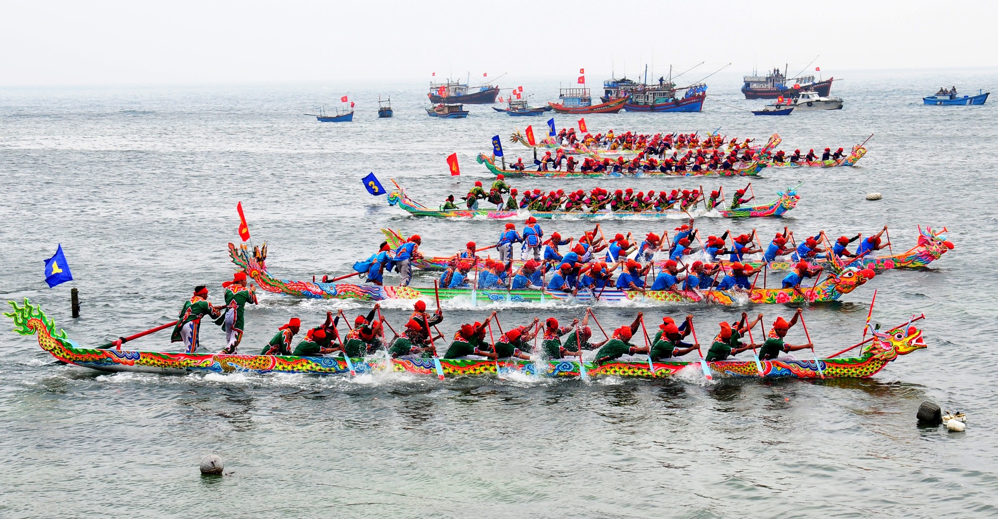 Dua thuyen mung xuan moi o dao Ly Son hinh anh