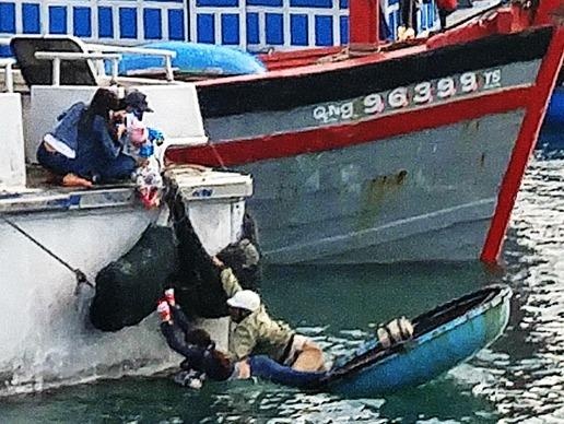 Tranh nhau len tau cao toc roi dao Ly Son hinh anh