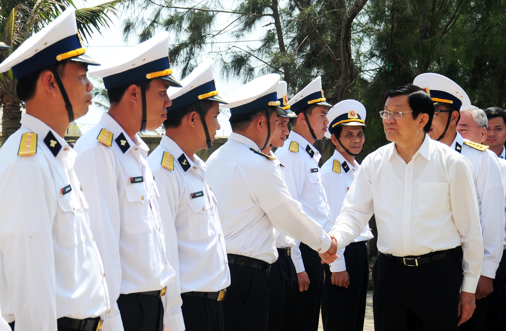 Chu tich nuoc tham quan, dan huyen dao Ly Son hinh anh