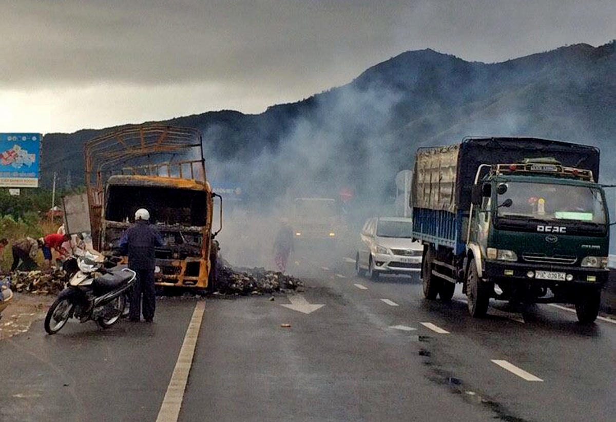 Xe tai boc chay du doi tren quoc lo 1 hinh anh