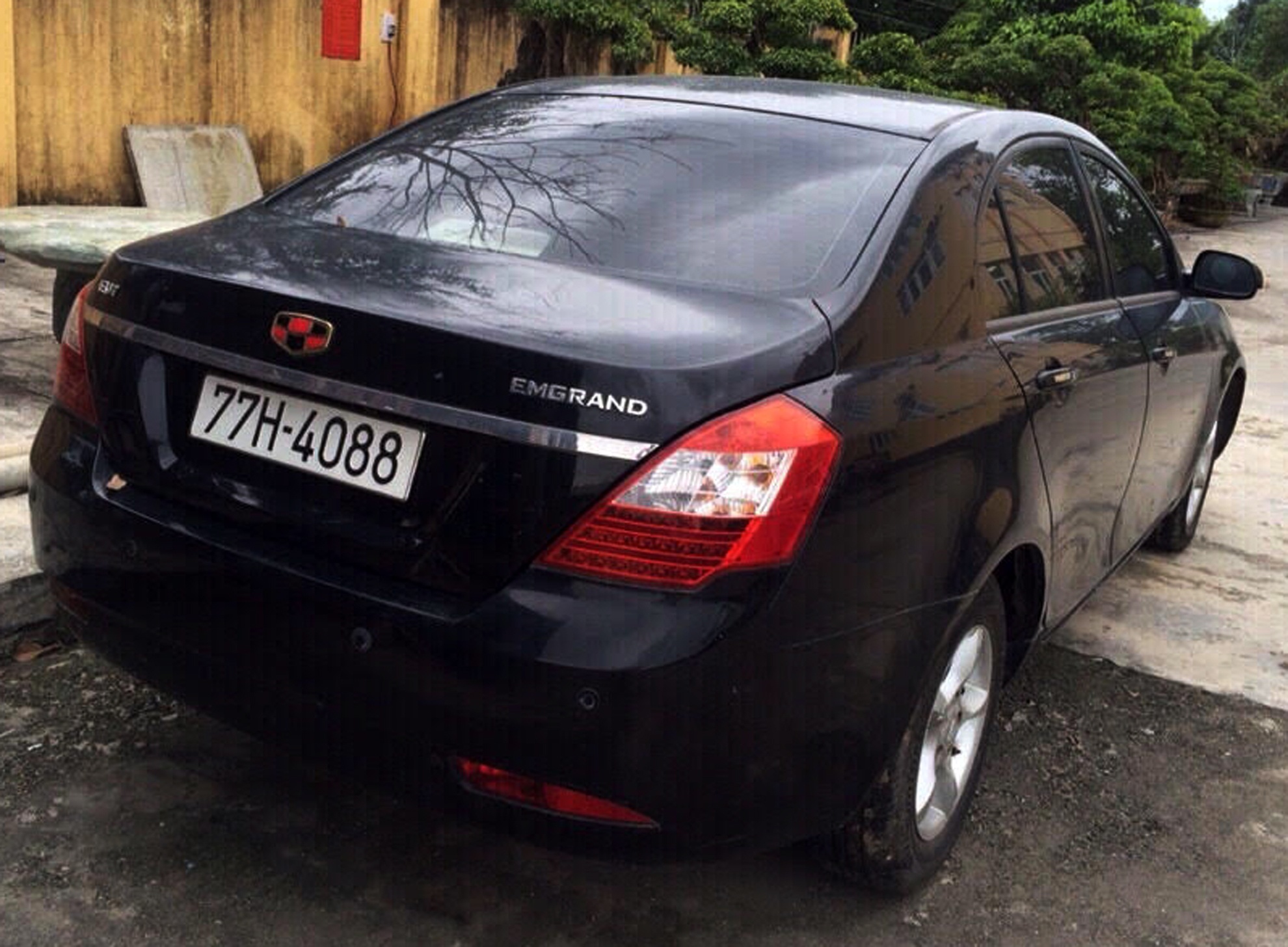 Hai oto cung gan mot bien kiem soat hinh anh