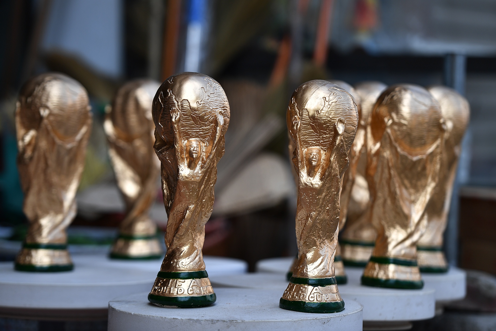 san xuat cup vang World Cup o Bat Trang anh 1