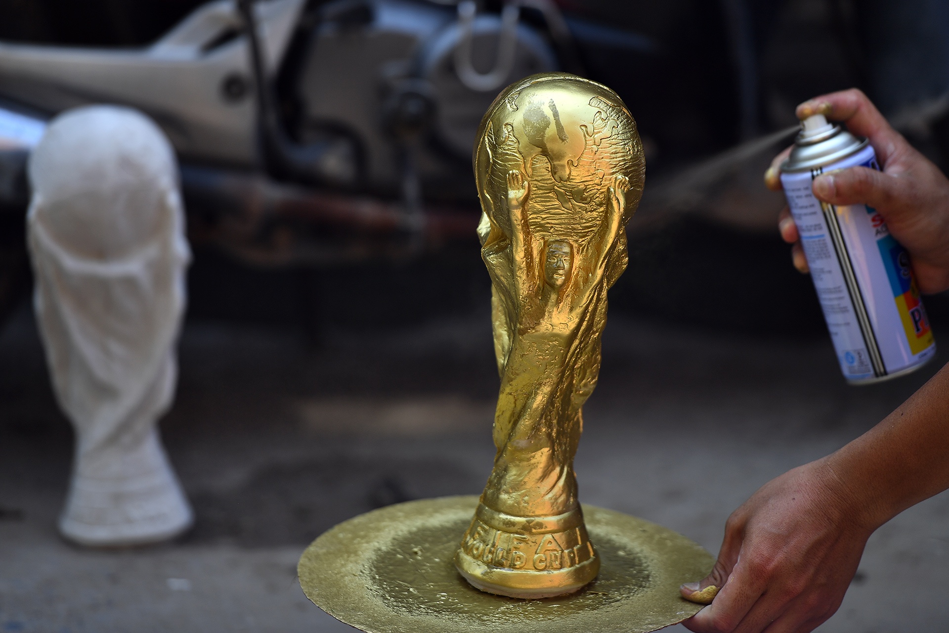 san xuat cup vang World Cup o Bat Trang anh 12