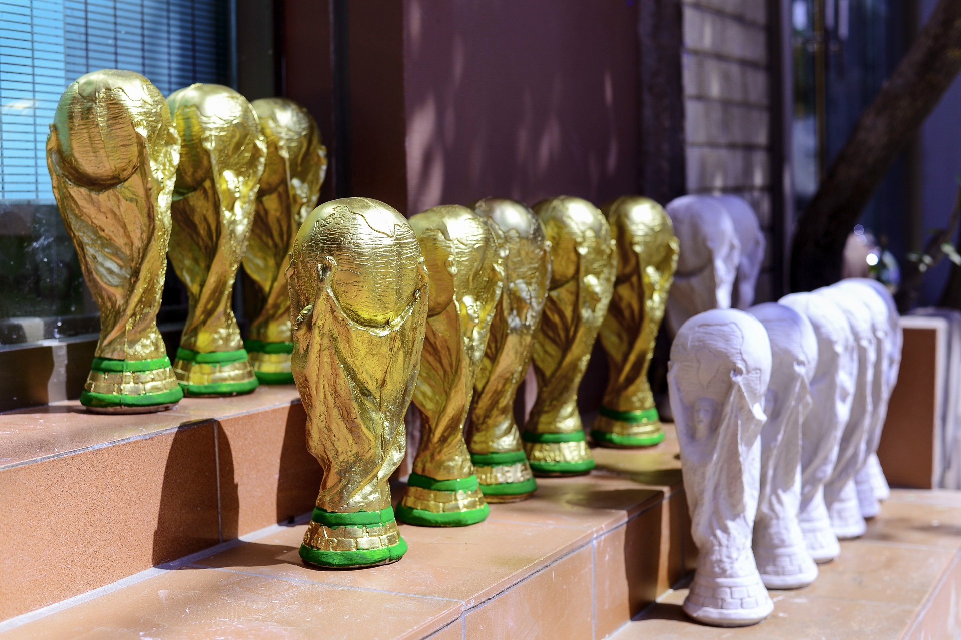 san xuat cup vang World Cup o Bat Trang anh 2