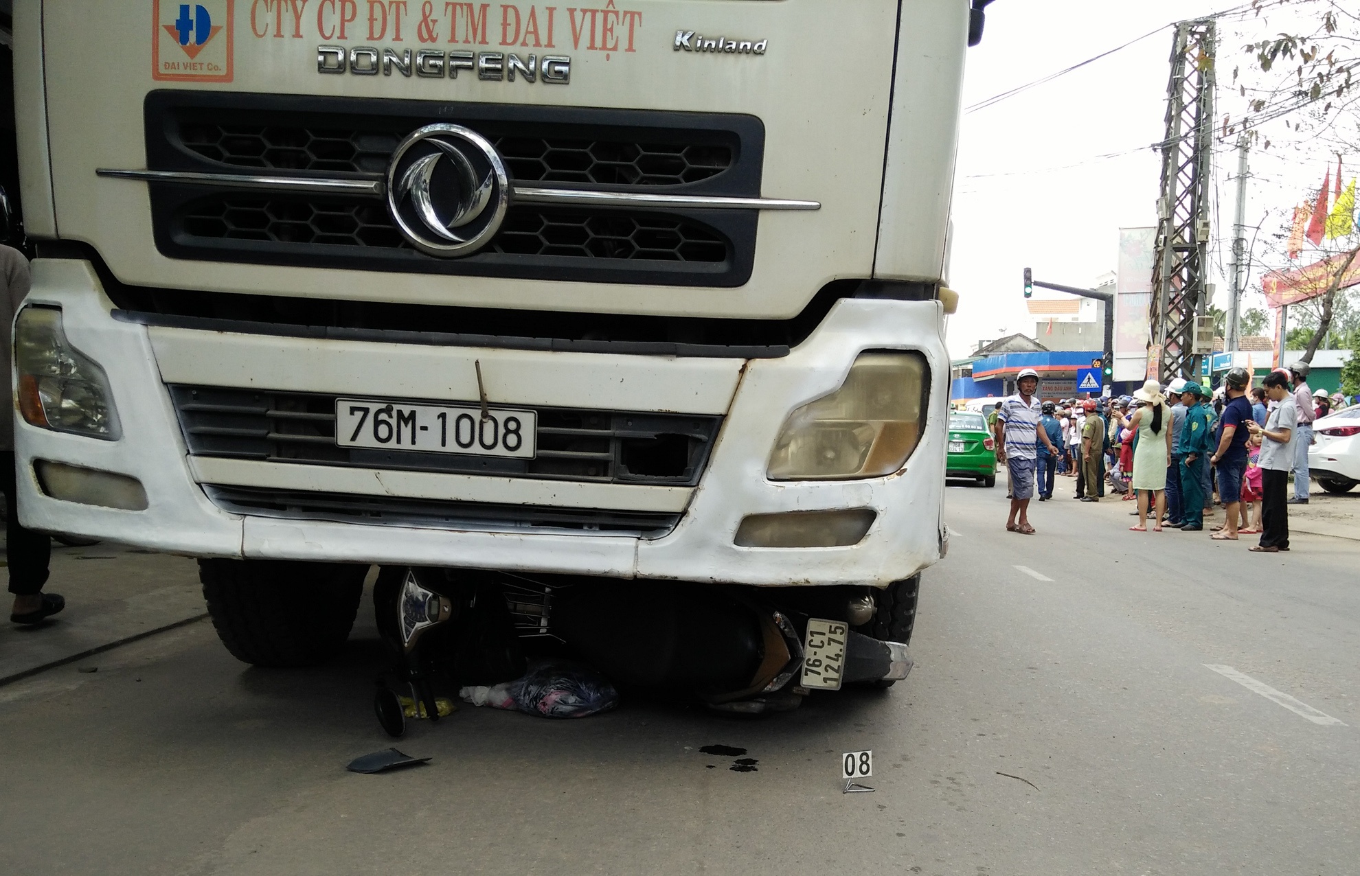 Xe tai cho xi mang dam chet hai me con hinh anh