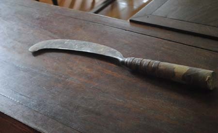 Cha chem chet con trai dang ngu roi dung rua cua co tu tu hinh anh