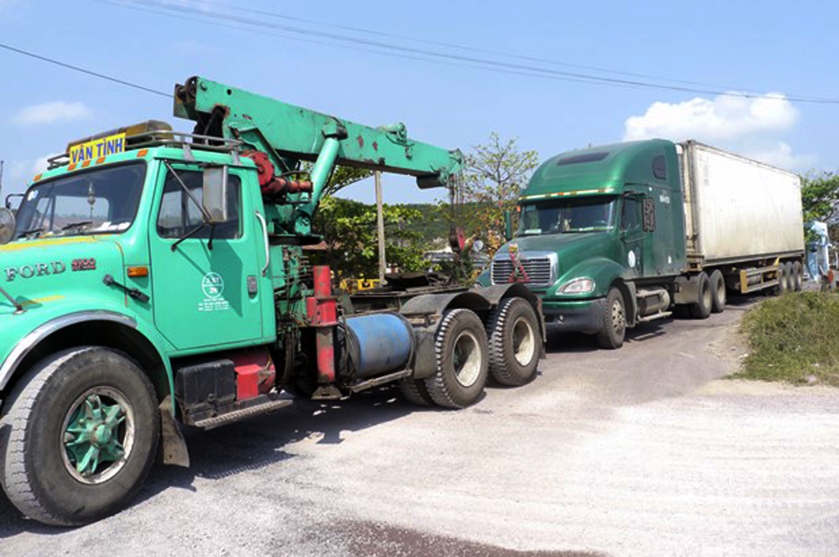 Lai xe container 'an va', tram can te liet suot ngay dem hinh anh