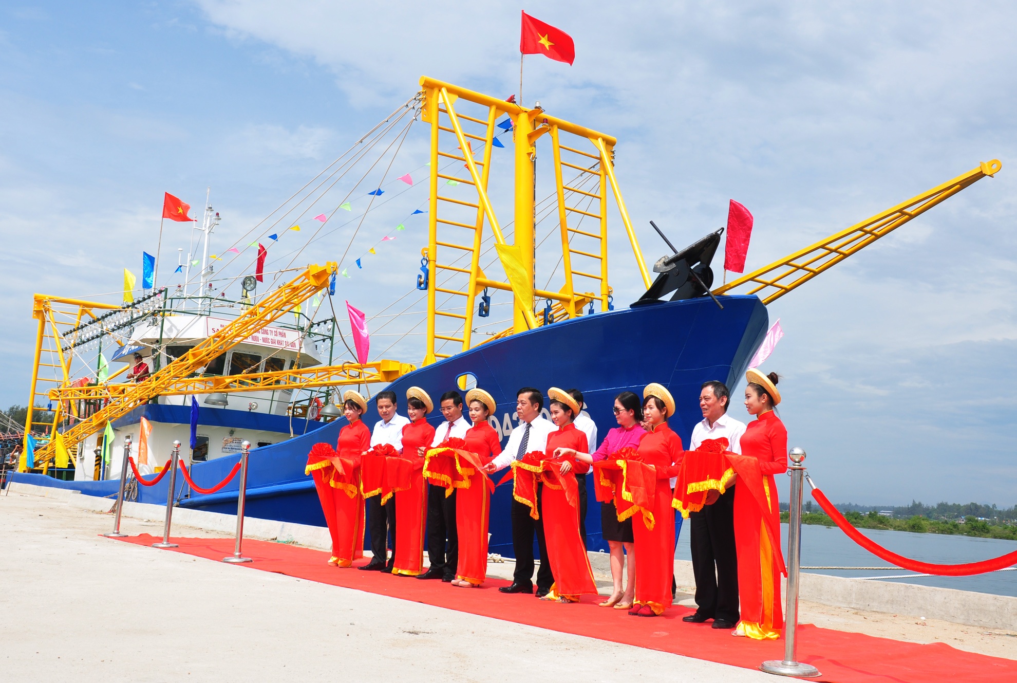 4.000 ty dong dong tau giup ngu dan bam Bien Dong hinh anh