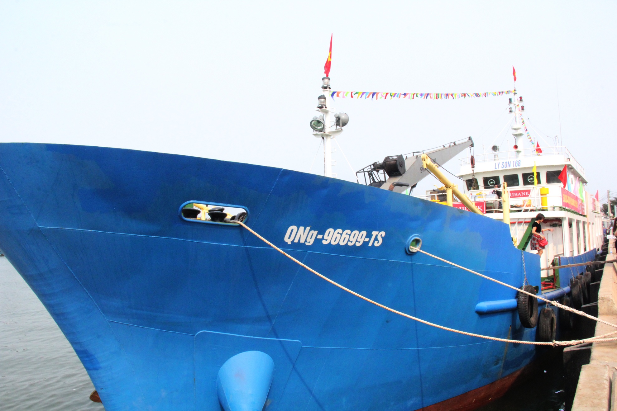 Ha thuy tau hau can nghe ca lon nhat mien Trung hinh anh