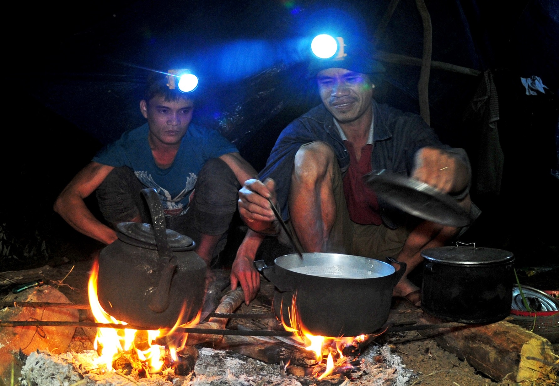 Canh muu sinh trong rung cua 3 anh em ngheo kho hinh anh