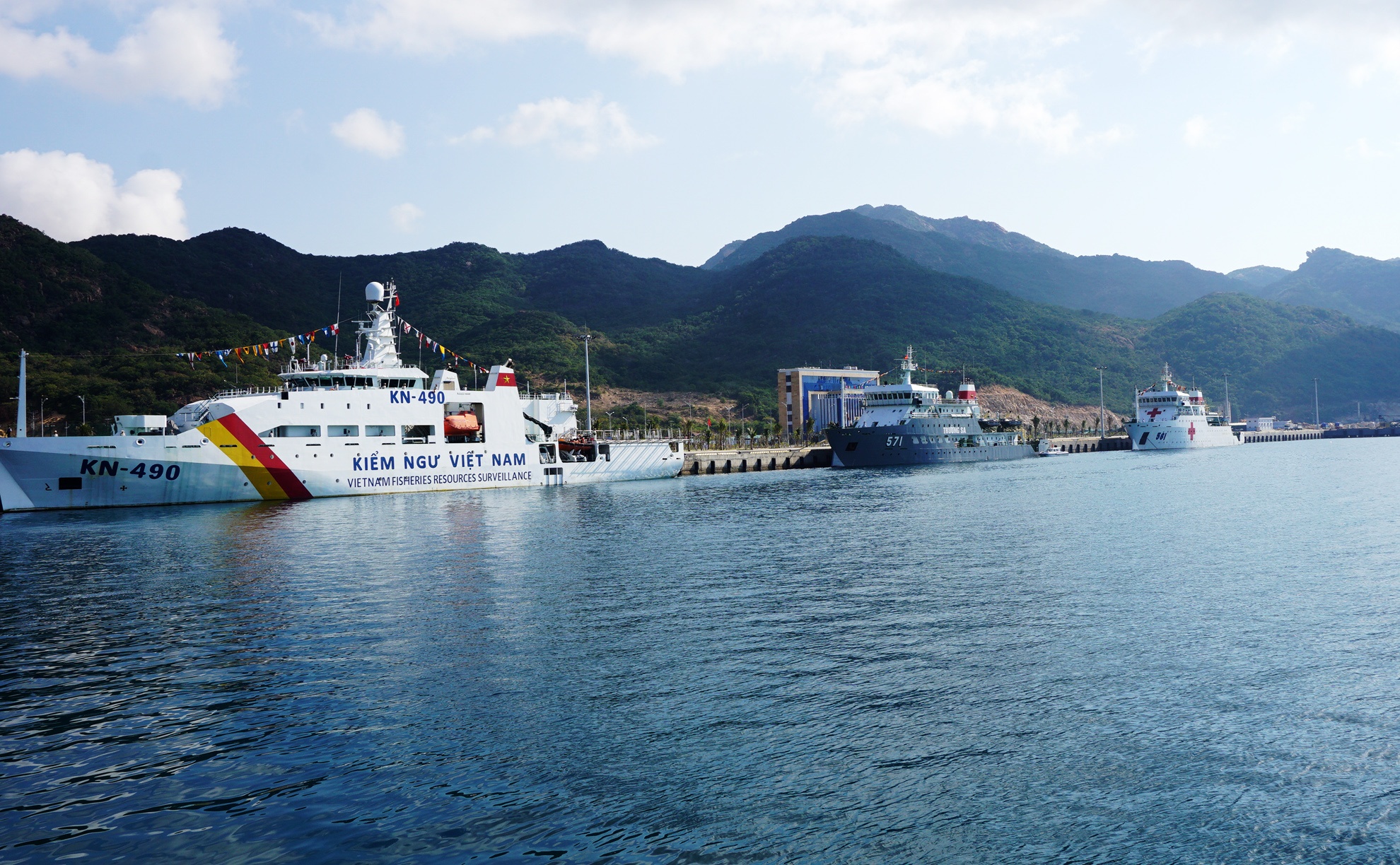 Cang Cam Ranh muon la khu dich vu hang hai tam quoc te hinh anh