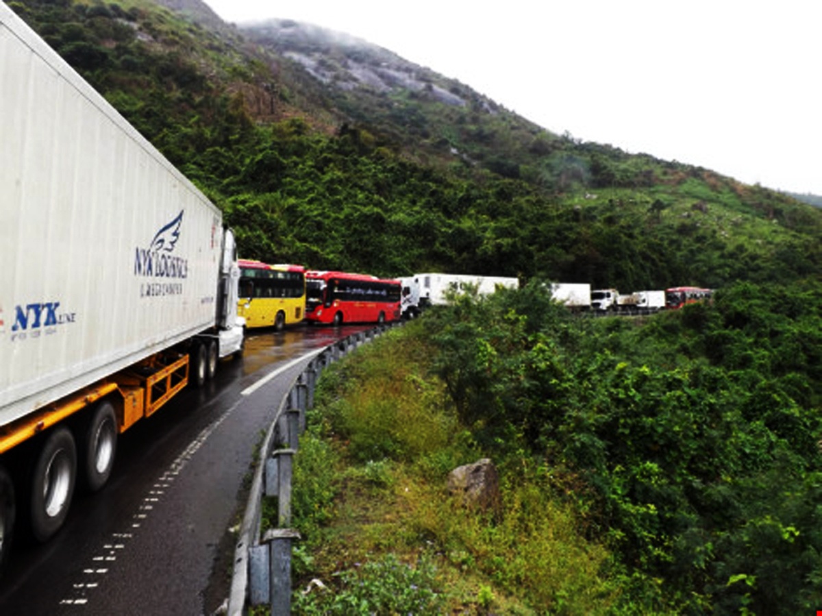 Xe tai lat chan ngang deo Ca, giao thong ach tac nua ngay hinh anh