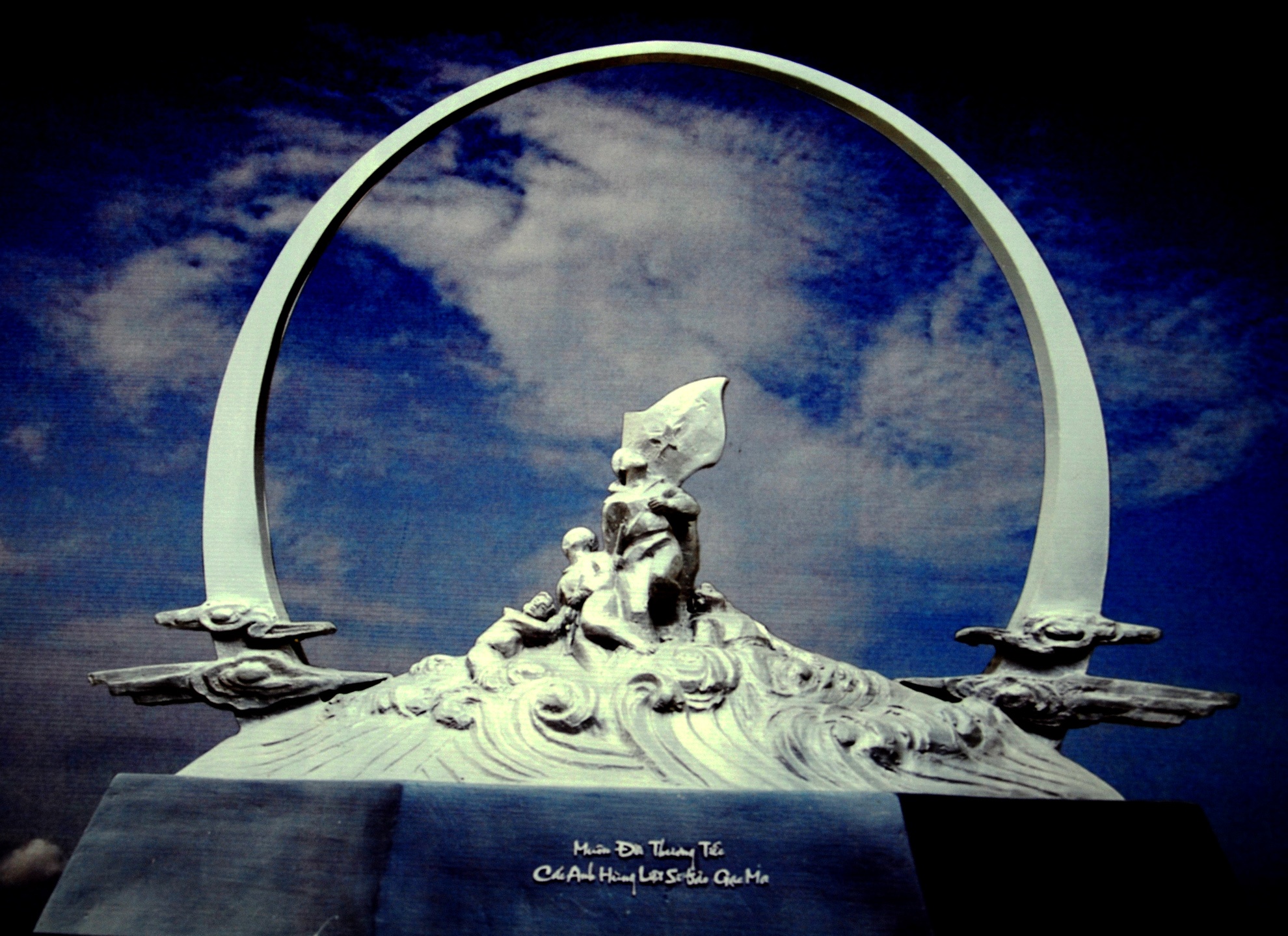 Vong tron bat tu: Bieu tuong tinh than quyet tu vi To quoc hinh anh