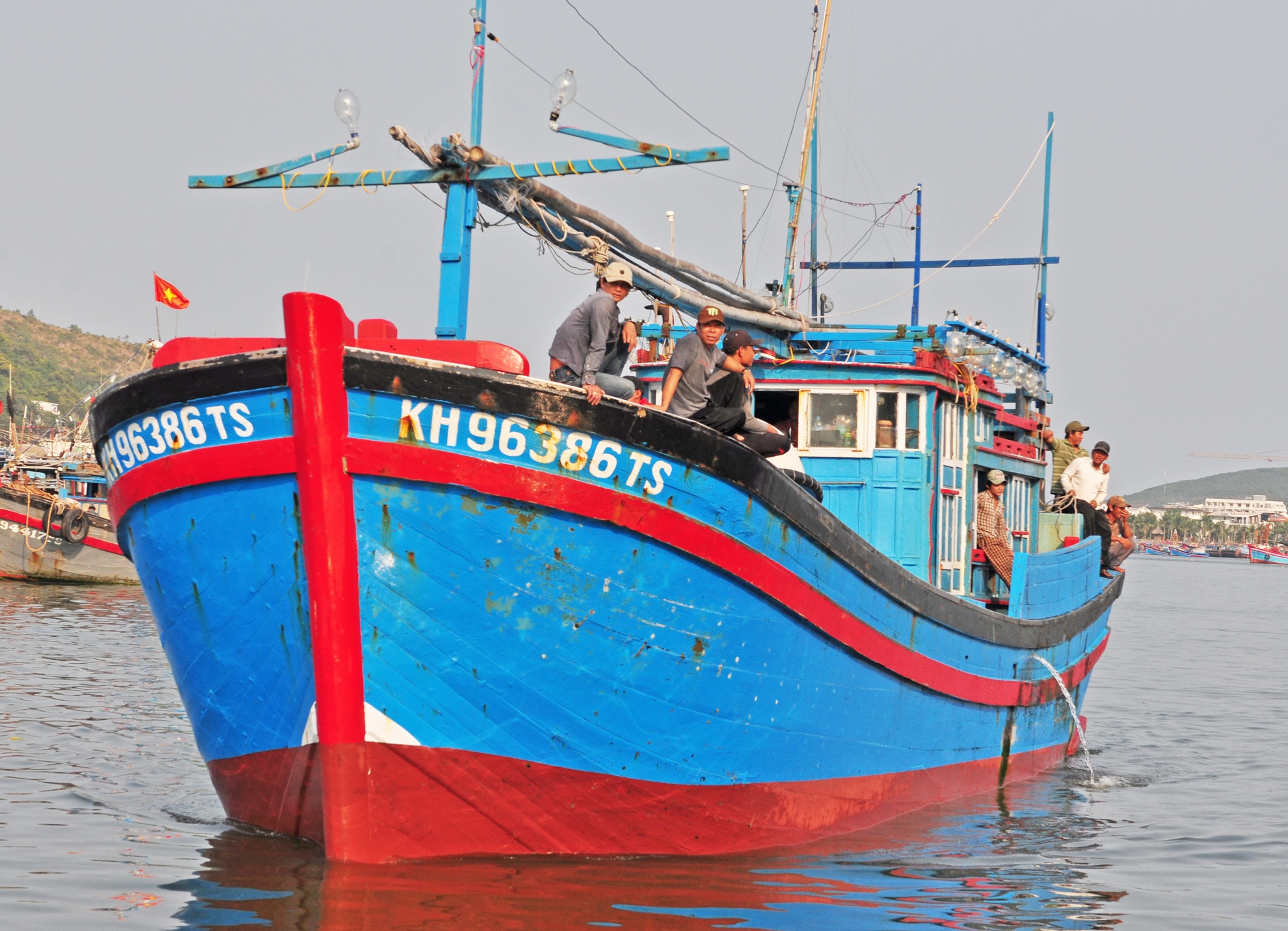 Ngu dan ke khoanh khac tau ca bi dam chim o Hoang Sa hinh anh