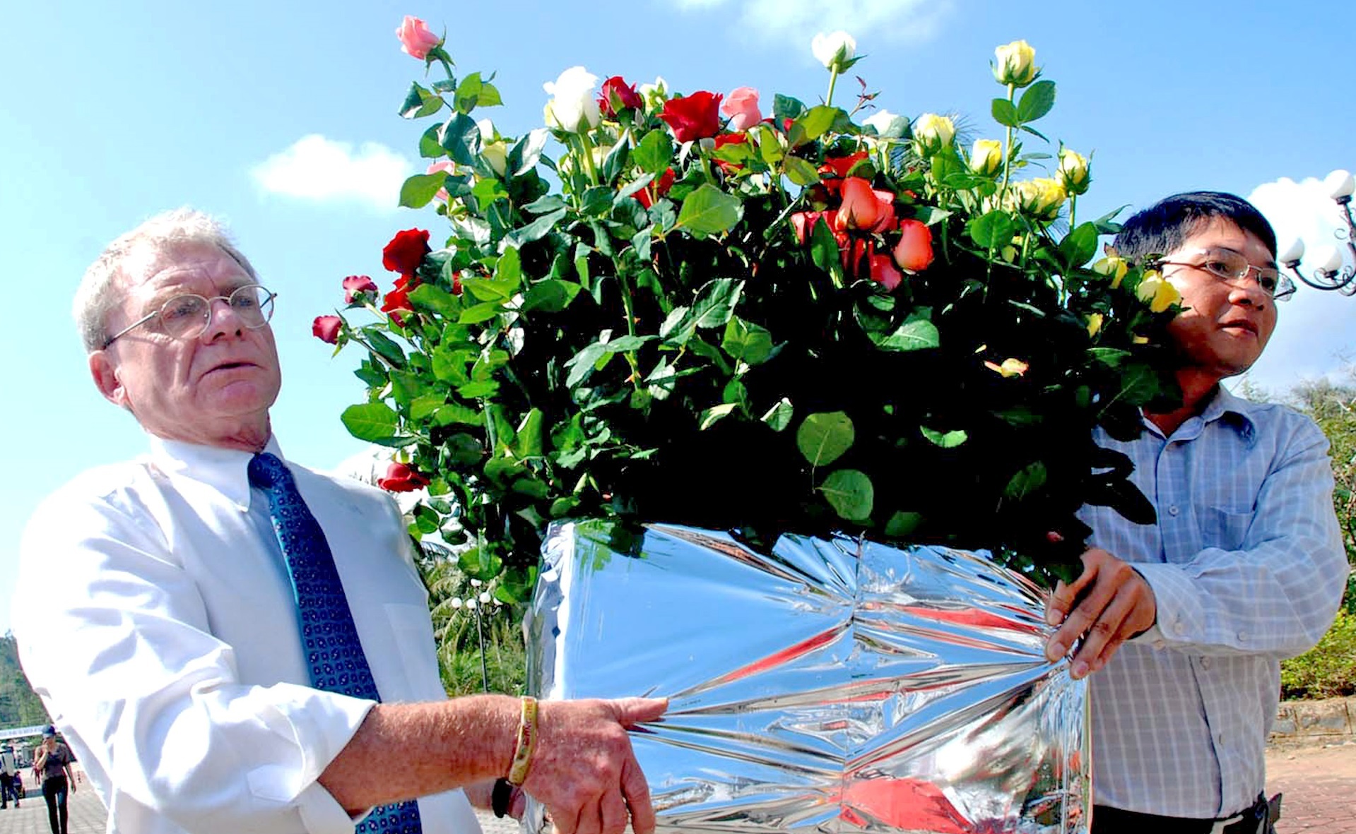 504 bong hong tuong niem nan nhan vu tham sat My Lai hinh anh