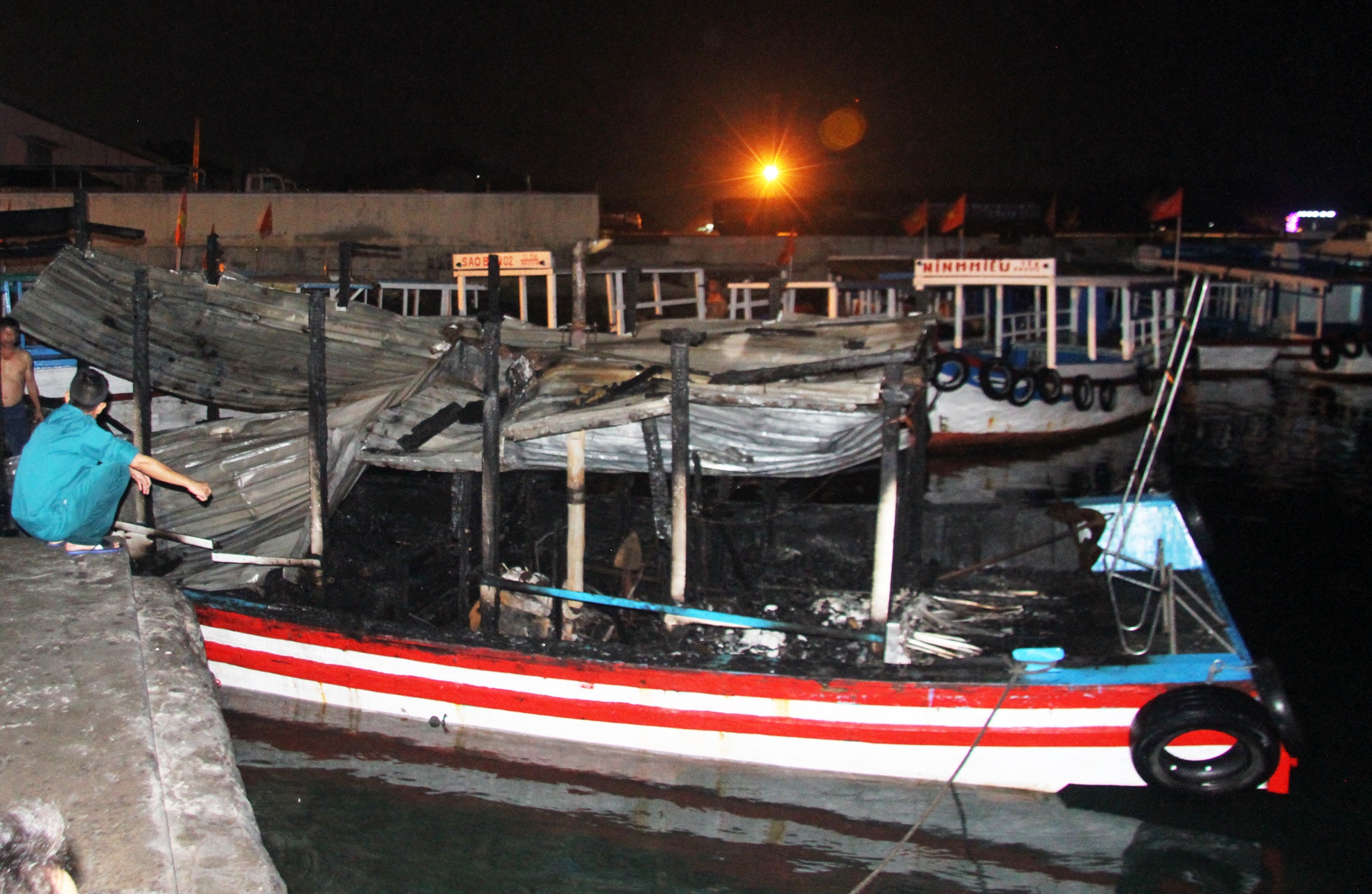 Hai tau du lich boc chay, cang Nha Trang nao loan giua dem hinh anh