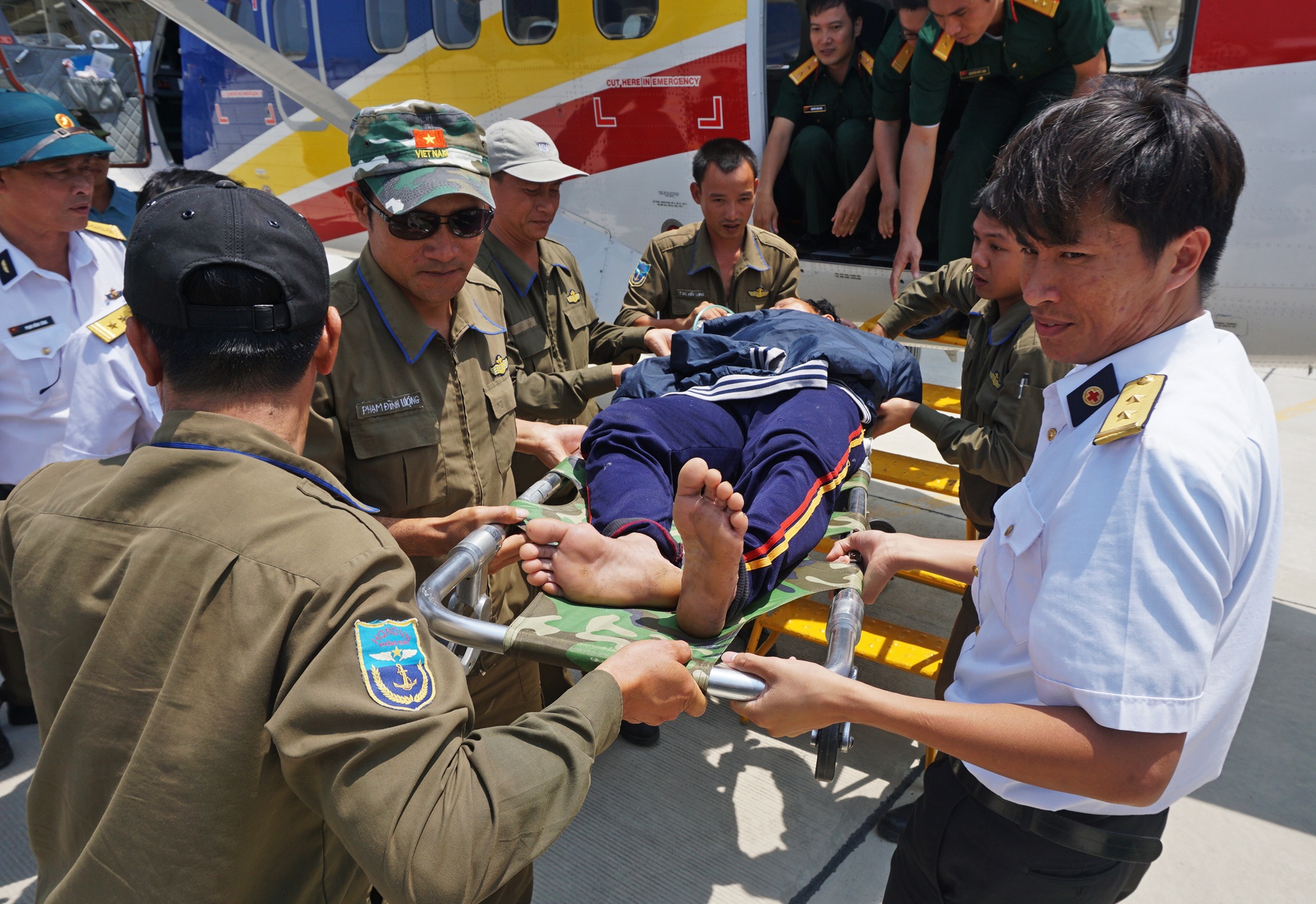 Thuy phi co bay ra Truong Sa cap cuu ngu dan dau tim hinh anh