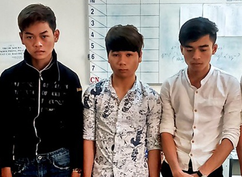 Nhom con do vay chem lia tay thanh nien duoi chan cau hinh anh
