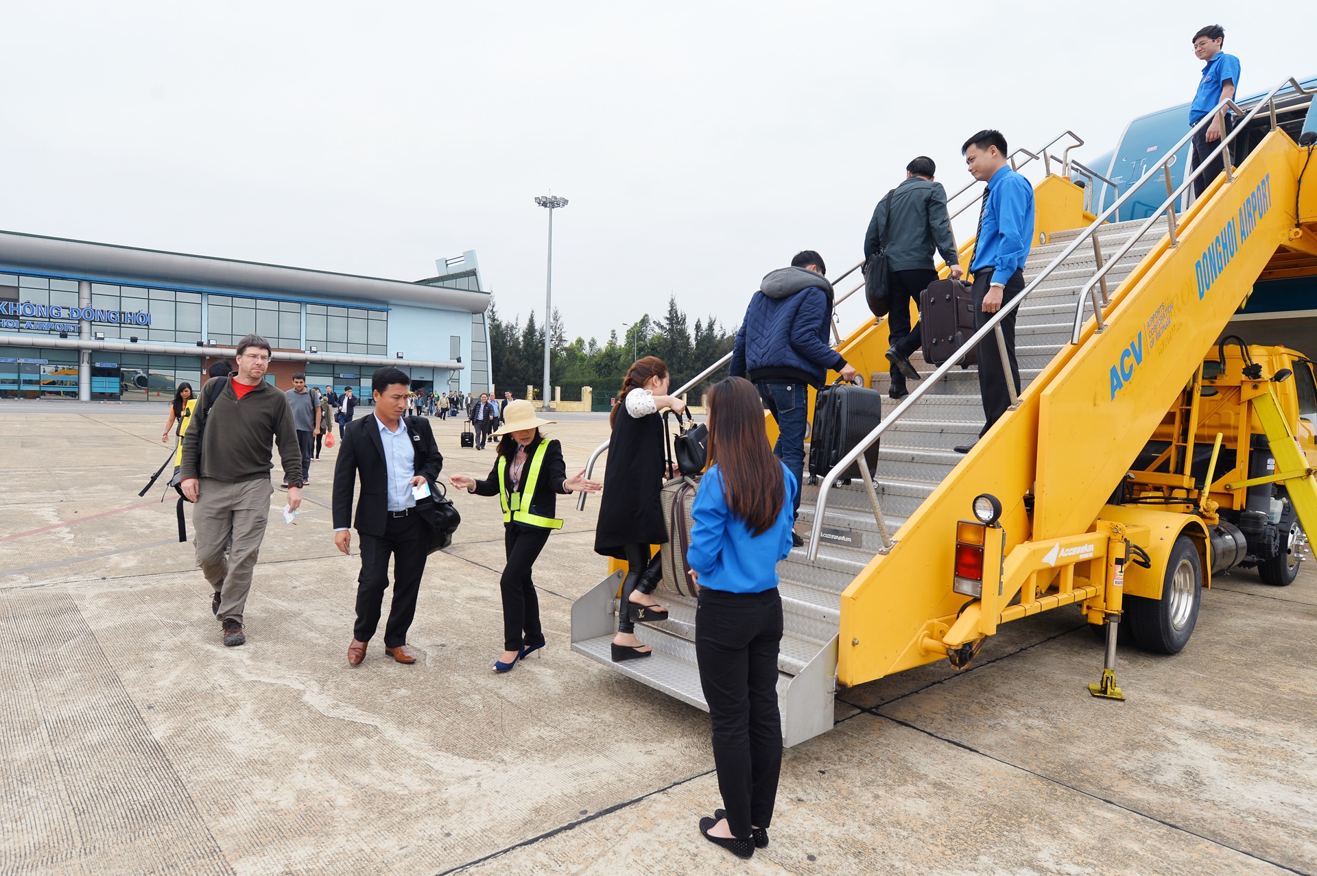 Thanh nien dan hat tren may bay anh 5