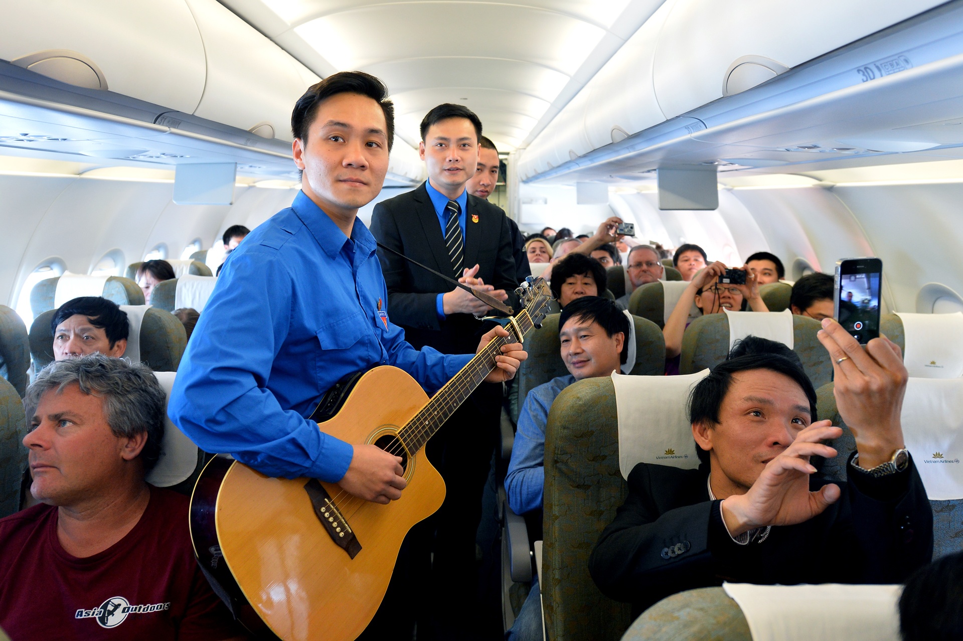 Thanh nien dan hat tren may bay anh 6