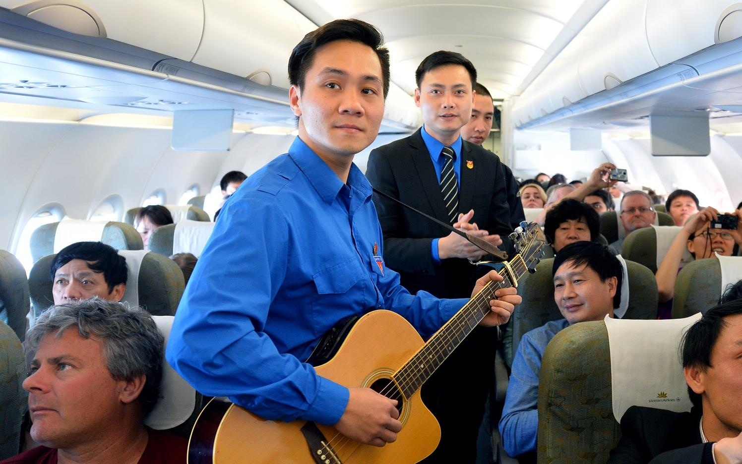 Gioi tre Viet mang dan len may bay ca hat hinh anh