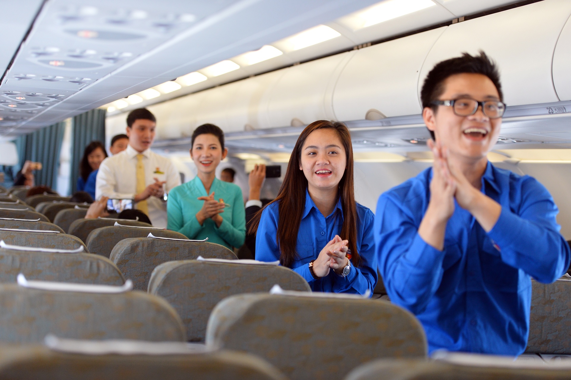 Thanh nien dan hat tren may bay anh 8