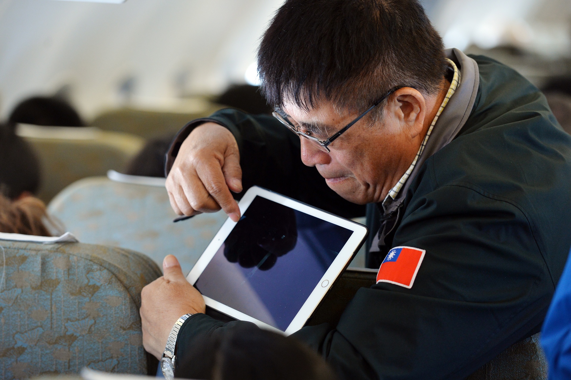 Thanh nien dan hat tren may bay anh 11