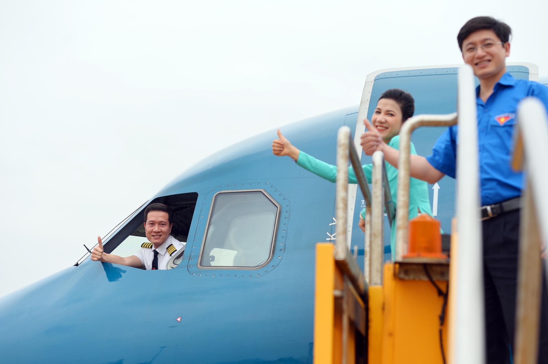 Thanh nien dan hat tren may bay anh 12