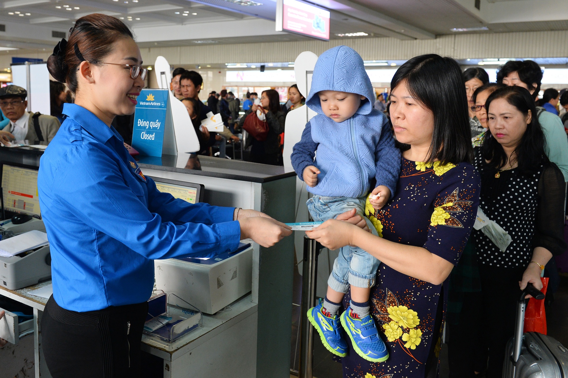 Thanh nien dan hat tren may bay anh 2