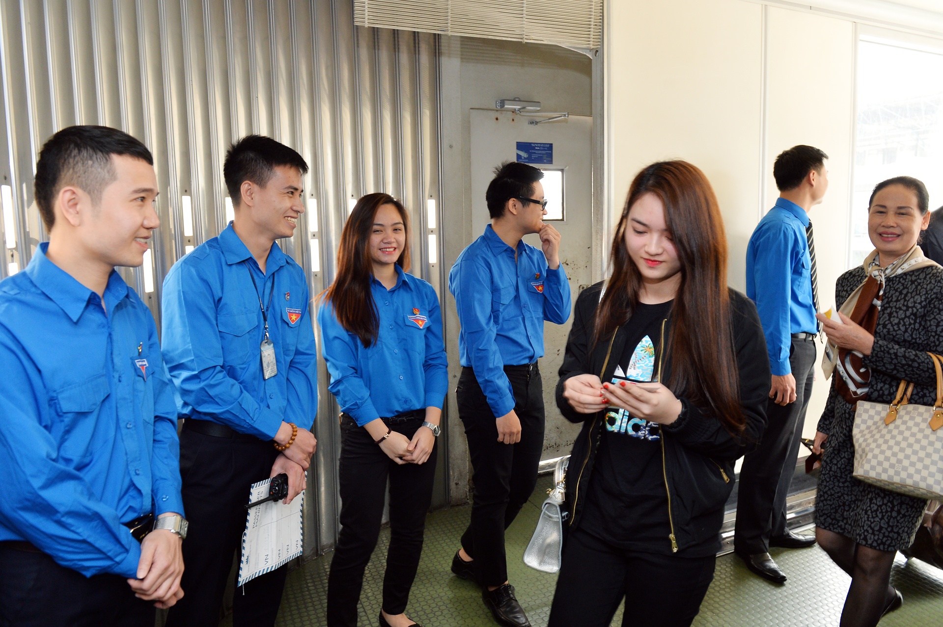 Thanh nien dan hat tren may bay anh 4