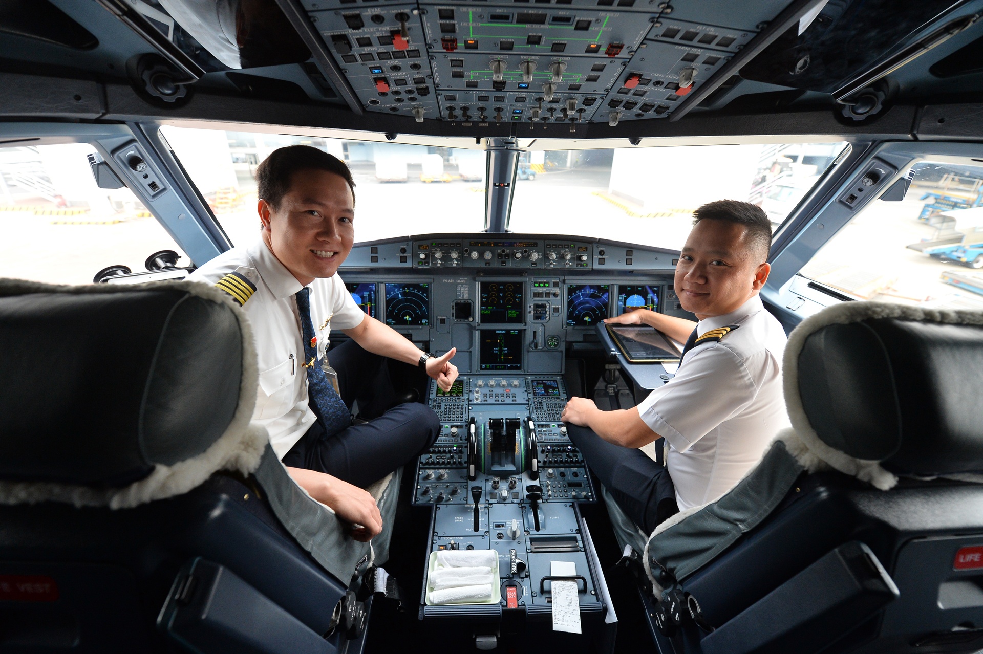 Thanh nien dan hat tren may bay anh 3