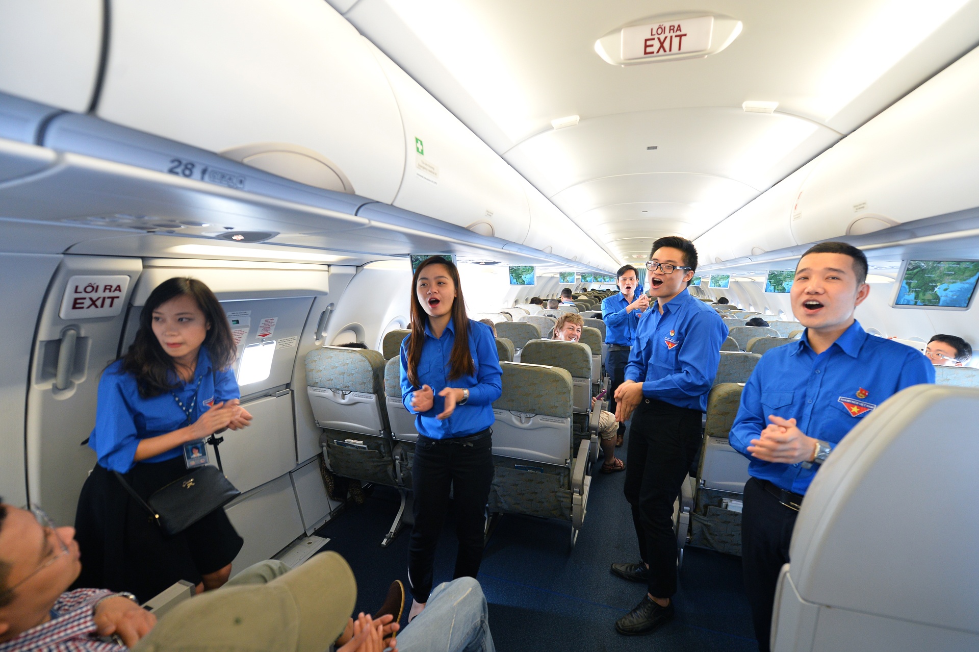 Thanh nien dan hat tren may bay anh 7