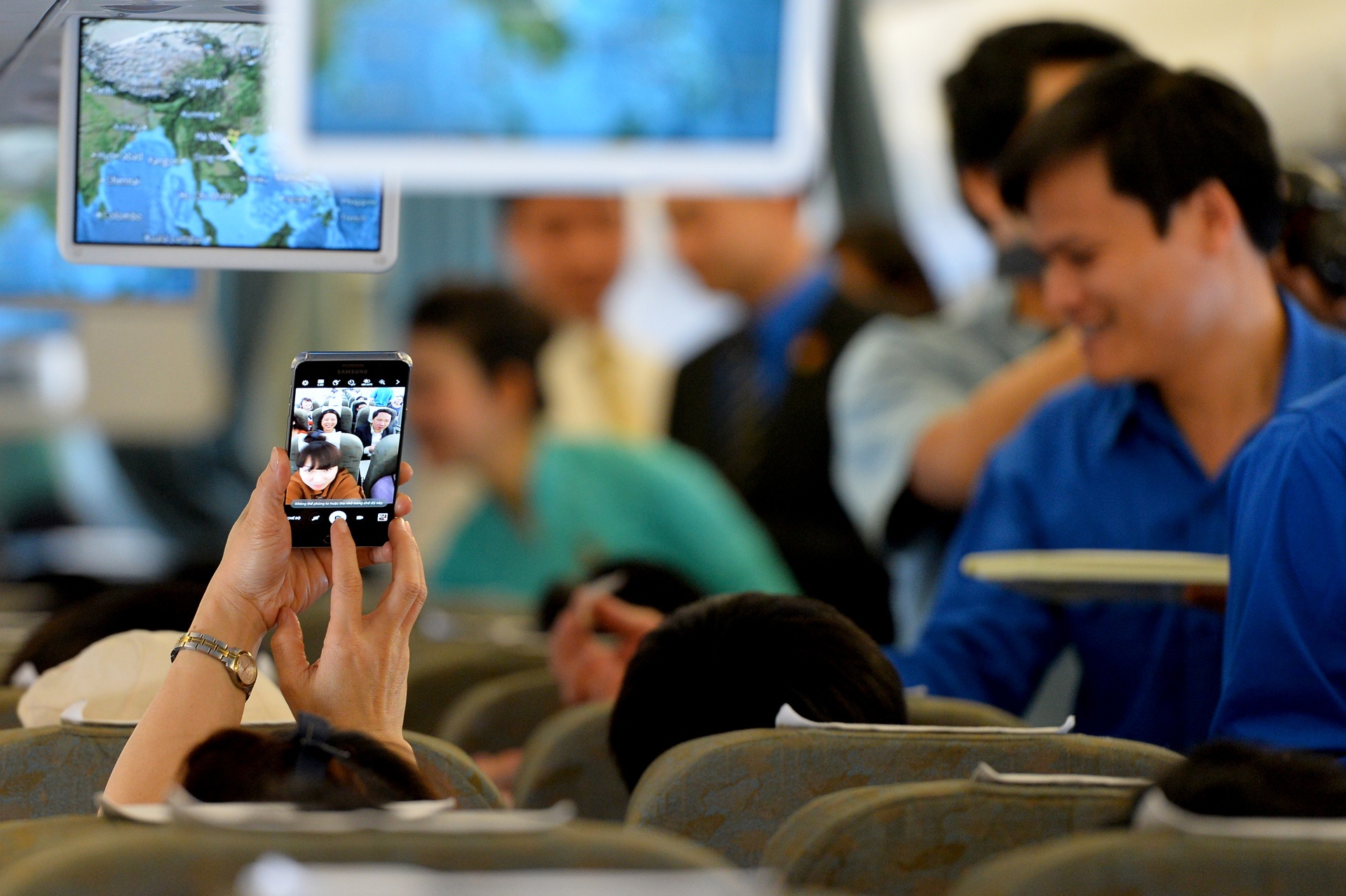 Thanh nien dan hat tren may bay anh 10