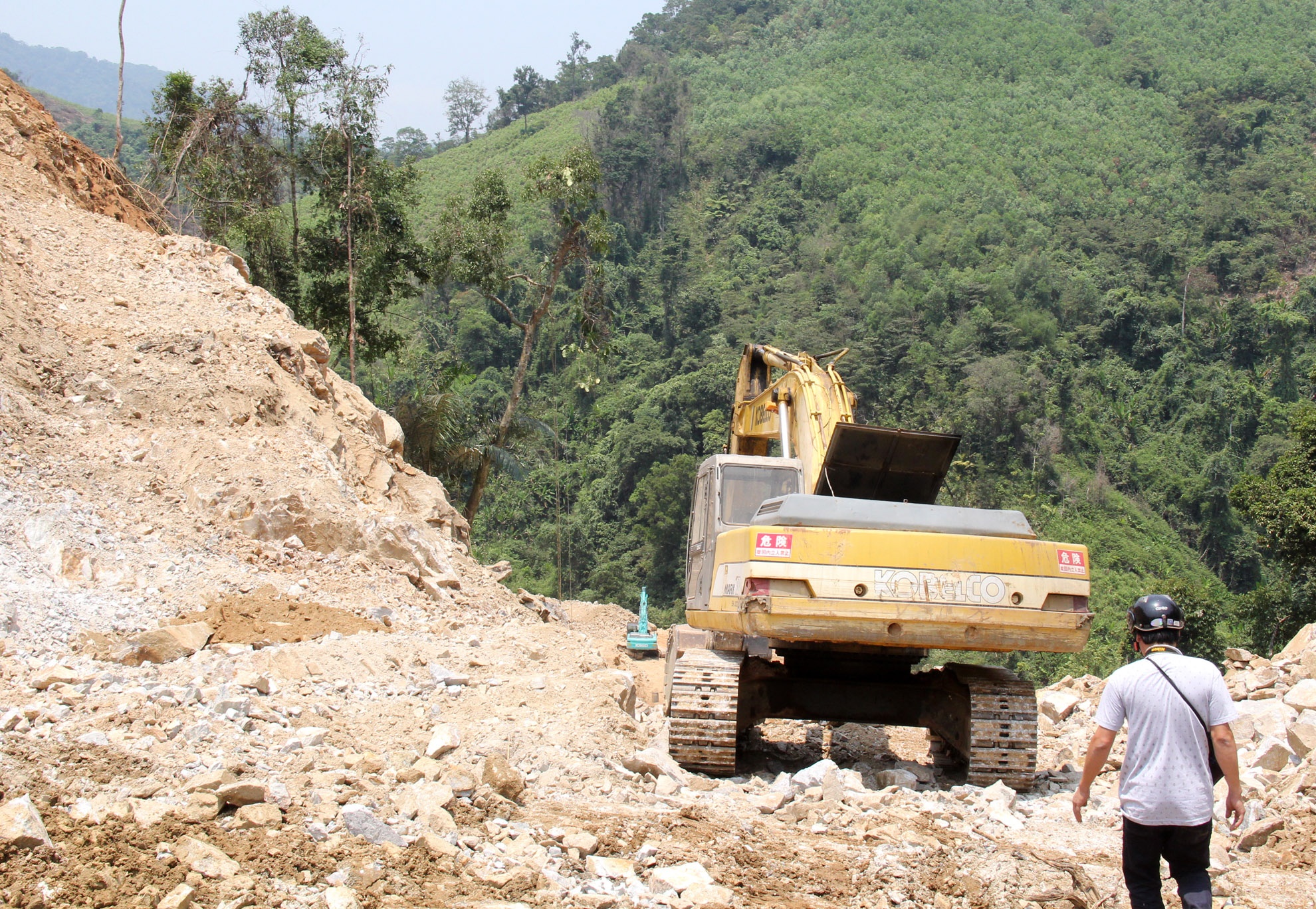 Thủy điện 2.300 tỷ ngừng thi công ảnh 2 Thuy dien 2.300 ty ngung thi cong anh 2