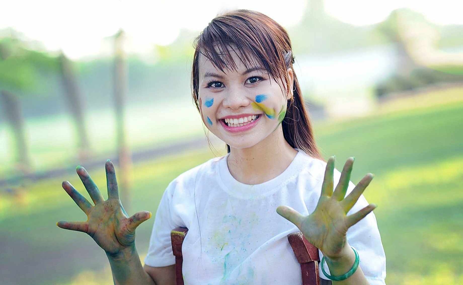 Mot ngay cua nu sinh cut chan vuot len so phan hinh anh