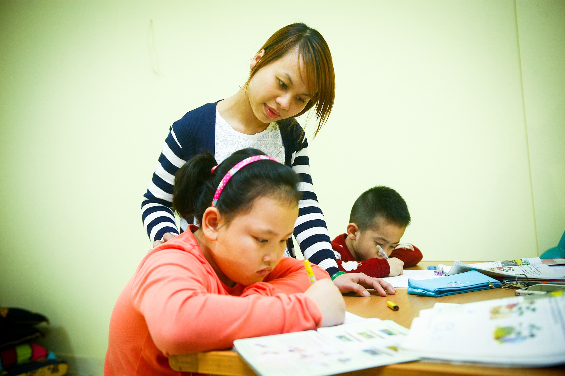 nu sinh cut chan vuot len so phan anh 10