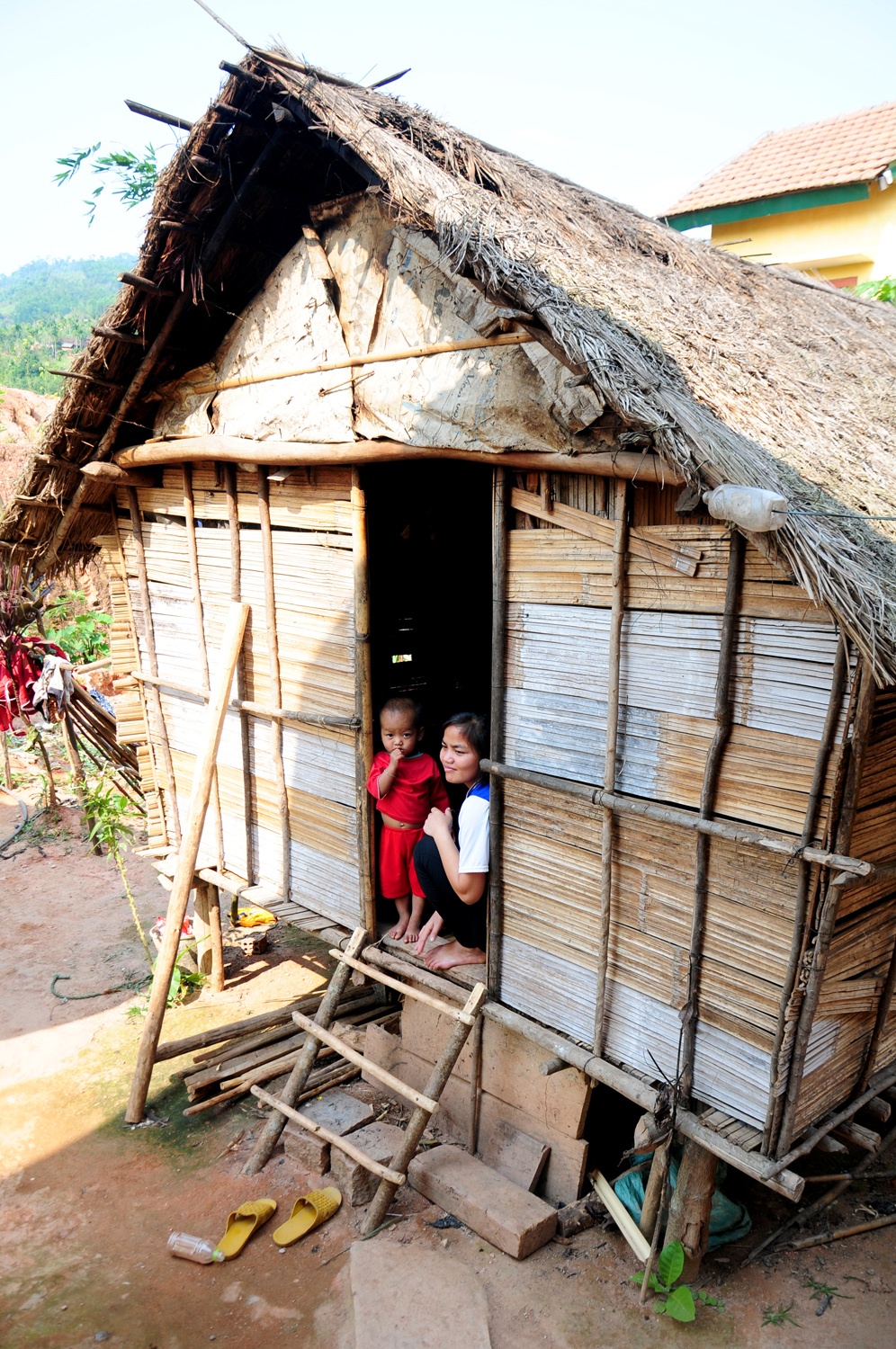 Nu sinh mang bung bau den lop anh 1