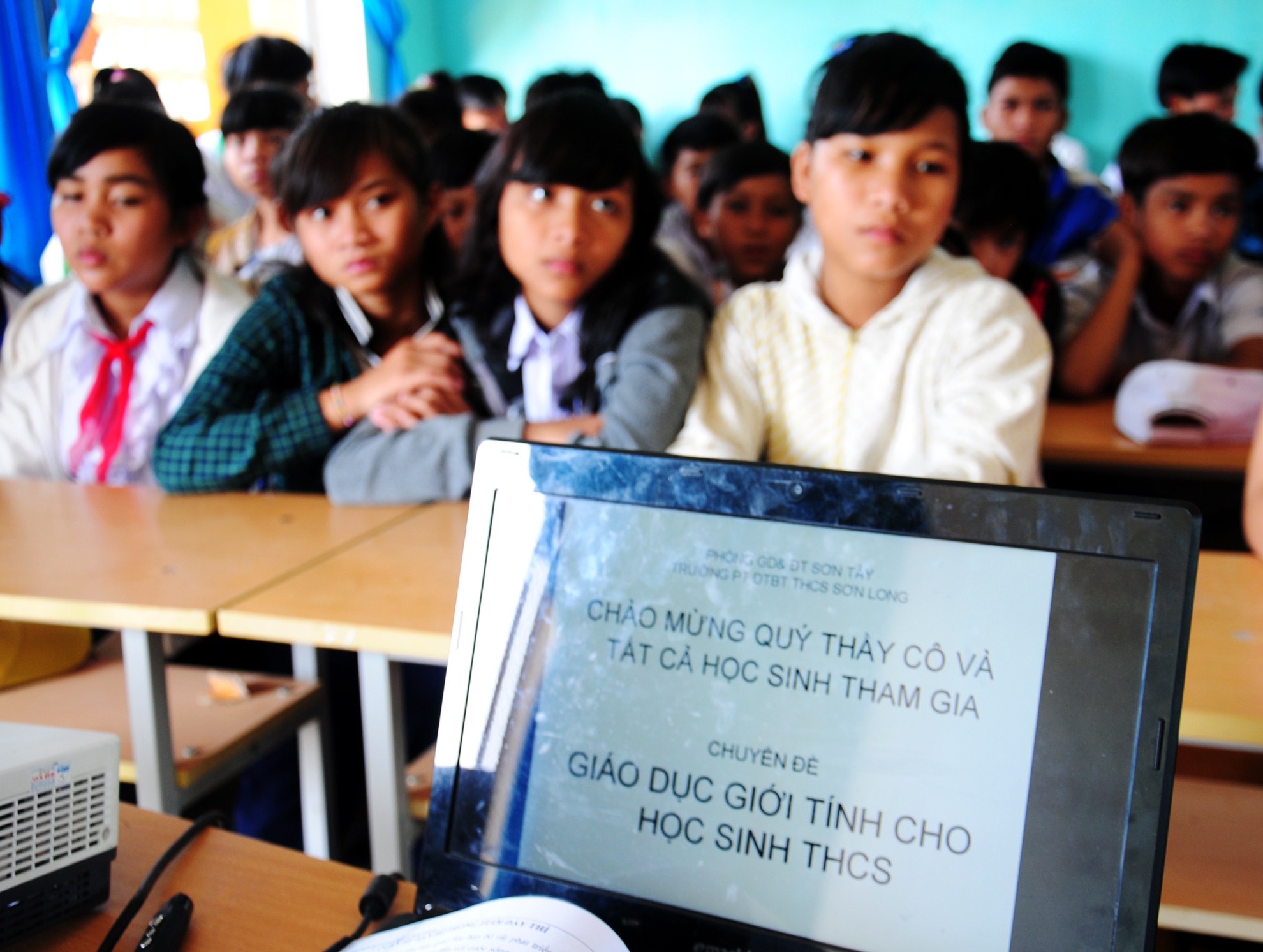 Nu sinh mang bung bau den lop anh 2