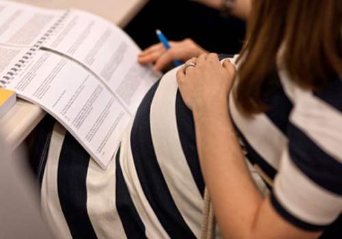 Nhieu nu sinh cap hai mang bung bau den lop hinh anh